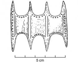 ACE-1004 - Applique de ceinture à griffes
bronze
Applique de ceinture en tôle, constituée d'une plaque rectangulaire à huit griffes disposées quatre par quatre sur chaque long côté, bords incurvés entre les griffes ; le plus souvent, décor de points et (ou) de traits.