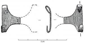 ACE-1008 - Applique de ceinture à griffes
bronze
Applique de ceinture en tôle, constituée d'une plaque rectangulaire à griffes, bords incurvés entre les griffes, souvent inornée ou à décor simple. Fragment ne permettant pas de connaître le nombre total de griffes.