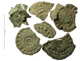 ACE-2002 - Applique
bronze
Applique en tôle, de forme ronde avec embossage de globules alignés sur des cercles concentriques.