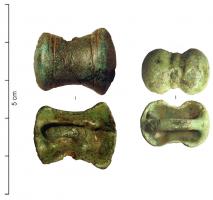 ACE-3002 - Applique de ceinture
bronze
Applique rectangulaire à bords concaves, légèrement bombée sur la face externe, ou alors formée de deux bossettes légèrement bombées, creuses dessous, reliées par des moulures transversales ; au revers, bélière de fixation centrée.