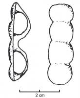 ACE-3003 - Applique de ceinture
bronze
Passant regroupant deux appliques rectangulaires bilobées, légèrement bombées sur la face externe, creuses dessous ; au revers, deux bélières de fixation.