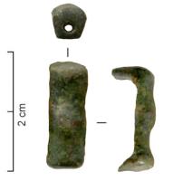 ACE-3006 - Applique de ceinture
bronze
Passant  légèrement bombé sur la face externe, avec deux trous aux extrémités pour fixer un axe permettant à l'objet de coulisser le long d'une sangle.