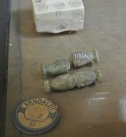 ACE-3008 - Bouton de ceinture
os
Bouton constitué de deux parties symétriques, allongées et à terminaisons adoucies ou aplaties, bombées ou tronconiques, séparées par un ou deux cylindres lisses et plus étroits. Profils variables.