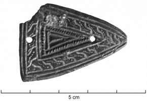 ACE-4001 - Applique de ceinture
bronze
Applique de ceinture simple, triangulaire et étroite, à décor excisé (