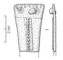 ACE-4019 - Applique de ceinture
bronze
Applique de ceinture à extrémité trapézoïdale fixée par un rivet, côte médiane  en relief, ornée de perles, dans l'axe de l'objet.