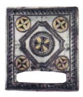 ACE-4022 - Applique de ceinture
argent
Applique rectangulaire constituée d'une plaque carrée, prolongée d'un côté par une bélière quadrangulaire, et solidement maintenue sur le support en cuir par six rivets coulés au revers; la face externe porte un umbo circulaire et un décor d'inspiration végétale, incrusté de nielle et doré.