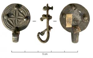 ACE-4026 - Applique de ceinture
argent
Applique pour suspension, en forme de disque  (décor de cercles concentriques, presque toujours avec des encoches sur le pourtour), accolé à une boucle, retenant un anneau de suspension.