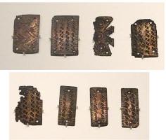 ACE-4039 - Applique de ceinture à décor excisé
bronze
Applique rectangulaire, perforée et fixée à l'aide de rivets rapportés; la face externe est creusée de rangées d'encoches triangulaires excisées et imbriquées, de part et d'autre d'une bande médiane.