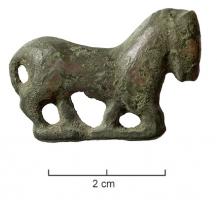 ACE-4041 - Applique de ceinture en forme de cheval
bronze
Cheval à droite, sur trait de sol ; au revers, deux rivets de fixation pour cuir.