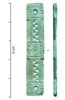 ACE-5003 - Applique de ceinture rectangulaire
bronze
Applique de ceinture de forme rectangulaire symétrique, plate,  formée de parties planes ornées de cercles oculés, séparées par des zones aux angles chanfrenés ; au centre, la bande médiane peut être décorée d'une frise de triangles excisés alternés ; les extrémités sont percées de trous de fixation.