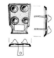 ACE-5021 - Applique de ceinturebronzeTPQ : 550 - TAQ : 750Applique rectangulaire constituée d'une plaque presque carrée, prolongée par une bélière quadrangulaire, et solidement maintenue sur le support en cuir par deux bélières coulées au revers; la face externe porte 4 faux rivets en bossettes.