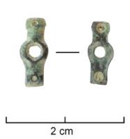 ACE-7003 - Banquelet rectangulaire massif avec ajour circulaire centralcuivreTPQ : 1275 - TAQ : 1350Banquelet moulé épais (non façonné dans une tôle emboutie), rectangulaire avec une perforation centrale installée dans un disque débordant. Les extrémités possèdent une arrête longitudinale ou un décor de stries. Les perforations aux extrémités servent à la fixation sur la ceinture. Les longueurs et largeurs sont variables, mais n'excèdent pas les 20 mm.
On note parfois une différence entre des banquelets à extrémités plus bouletées et d'autres plus quadrangulaires.