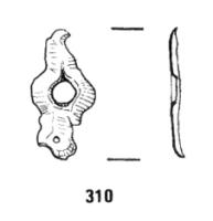 ACE-7004 - Banquelet rectangulaire embouti avec ajour circulaire centralcuivreTPQ : 1275 - TAQ : 1350Banquelet façonné dans une tôle fine, rectangulaire avec une perforation centrale installée dans un disque débordant. Les extrémités possèdent une arrête longitudinale ou un décor de stries. Les perforations aux extrémités servent à la fixation sur la ceinture. Les longueurs et largeurs sont variables, mais n'excèdent pas les 25 mm.
On note parfois une différence entre des banquelets à extrémités plus bouletées et d'autres plus quadrangulaires.