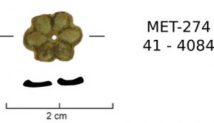 ACE-7006 - Applique florale emboutie (6 pétales)bronzeTPQ : 1300 - TAQ : 1400Tôle emboutie et découpée, en forme de fleur à six pétales aux arêtes bien dessinées. Perforation centrale.