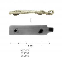 ACE-7020 - Plaque de suspension décorativecuivreTPQ : 1200 - TAQ : 1400Plaque en cuivre rectangulaire, éventuellement décorée sur une face, et rivetée, munie à une extrémité d'un crochet court.