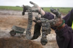 ACE-7021 - Applique articulée de type CaherdugganbronzeTPQ : 1200 - TAQ : 1400Applique comportant une partie rectangulaire, rivetée sur la ceinture, et un pendant également rectangulaire, libre sur une charnière. les deux parties sont armoriées.