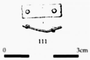 ACE-7022 - BanqueletbronzeTPQ : 1250 - TAQ : 1450Bande de bronze ; un, deux ou trois trous pour la fixation sur le cuir ; décors variés de  diverses moulures ou encoches. Une perforation centrale peut être aménagée.