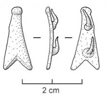 ACE-8002 - Applique en forme de cigalebronzeTPQ : 1200 - TAQ : 1600Applique de ceinture ou de vêtement, en forme de cigale ou d'abeille stylisée, deux pointes au revers pour l'accrochage sur le cuir ou le tissu.