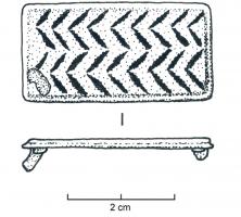 ACG-4001 - Applique de cingulum niellée
bronze
Applique rectangulaire, pourvue au revers de deux ou quatre tiges de fixation, face externe lisse avec décor géométrique ou végétal, incrusté de nielle. Certains exemplaires sont simplement perforées aux angles pour l'utilisation de rivets.