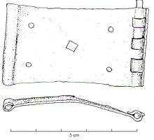 ACG-4006 - Applique de cingulum
bronze
Applique rectangulaire, avec une extrémité tubulaire, l'autre équipée de charnons formant une articulation; face externe lisse, 4 trous pour fixation rivetée.