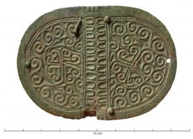 ACG-4023 - Applique de ceinture de type Salona
bronze
Applique à décor excisé, composée de deux demi-cercles adossés (6 trous de rivets).