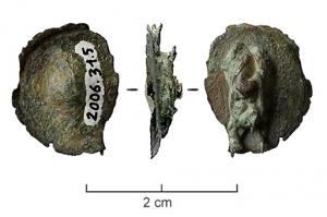 ACG-4034 - Bouton de cingulum
bronze
Bouton estampé en tôle, lisse ou légèrement mouluré à l'extérieur ; au revers, une tige centrée peut être rivetée sur une chaînette tressée.