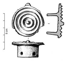 ACH-1002 - Applique de char
bronze
Pièce composée d'un manchon cylindrique percé de trois trous (deux diamétralement opposés et un troisième à 90°). Ce manchon est fermé d'un côté, par une plaque cylindrique débordant largement, décorée de cannelures concentriques autour d'un point central surélevé.