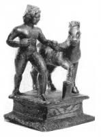 ACH-4015 - Applique de char
bronze
Figurine plastique sur socle quadrangulaire, ouvert à l'arrière et par-dessous : Dioscure nu (reconnaissable à son pilos), tenant par la bride un petit cheval qu'il fait courir.