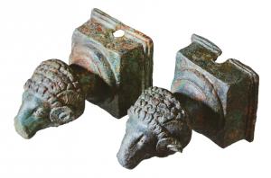 ACH-4017 - Applique de char
bronze
Boitier parallélépipédique, au centre duquel émerge une tête de bélier; clou sur le desses pour fixation à l'extrémité d'une pièce de bois.