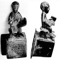 ACH-4018 - Applique de char
bronze
Décor posé sur une douille de section carrée, ouverte à l'arrière, figurant un personnage en toge lisant des tablettes ; inscription sur la façade.