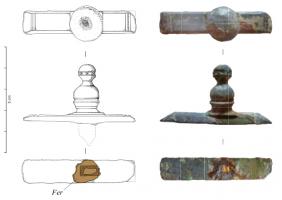 ACH-4032 - Applique décorative de char
bronze, fer
Applique à clouer décorative en alliage cuivreux présentant une protubérance cylindrique moulurée à tête sphérique, fixée perpendiculairement à une base de section trapézoïdale. Sous cette base, dans l'axe de l'élément cylindrique, pris dans la masse de bronze, on observe le négatif d'une tige en fer de section rectangulaire servant à clouer l'applique. Cette applique décorative devait protéger le joug et les guides.