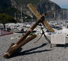 ACR-2001 - Jas d'ancre
pierre
Jas en pierre dure fixé sur un axe (verge) en bois auquel sont rajoutées deux pattes en bois. Ce dispositif en pierre a précédé les jas en plomb plus tardifs.