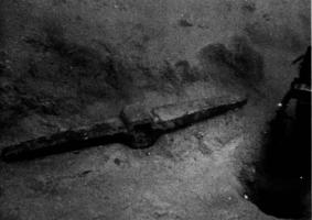 ACR-3001 - Jas d'ancre
plomb
Jas coulé comportant une partie centrale carrée (parfois avec traverse interne) et deux bras de section rectangulaire. Cette armature en plomb était complétée par une verge et deux pattes en bois.