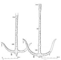 ACR-4002 - Ancre fluviale
fer
Ancre en fer, avec verge terminée par un gros anneau (organeau) et un second trou plus petit juste en dessous. Les deux bras transversaux sont arqués et se terminent en pointe. L'extrémité inférieure(diamant) est munie d'un anneau mobile qui servait à décrocher l'ancre. Ce dernier dispositif est normalement spécifique pour les ancres destinées à la navigation fluviale.