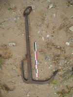 ACR-9002 - Ancre fluviale de moulin bateau, moulin-nef, ancre de quai.
fer
Ancre en fer, avec verge terminée au sommet par un gros anneau (organeau). La longue verge se termine en bas, par un seul bras équipé d'une oreille. Ce type à une seule branche a en opposition, une sorte de bras plus fin, sans oreille, recourbé vers la verge . L'extrémité inférieure (diamant) peut être munie d'un anneau mobile qui servait à décrocher l'ancre, ou cette fonction peut être assurée par le bras plié vers la verge selon le cas.