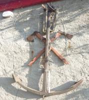 ACR-9005 - Ancre fluviale
fer
Ancre en fer, avec un jas métallique coulissant, et verge terminée par un gros anneau (organeau). Les deux bras transversaux sont arqués et se terminent en pointe avec chacun une oreille. Si le jas n'est plus présent, on retrouve le trou de son emplacement sous l'organeau. L'extrémité inférieure (diamant) est percée et souvent munie d'un anneau mobile appelé cincinelle, équipé d'un flotteur, qui servait à décrocher l'ancre. Ce dernier dispositif est normalement spécifique pour les ancres destinées à la navigation fluviale.