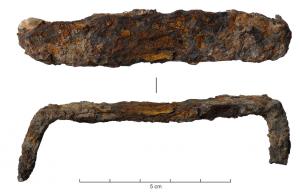 AGA-4001 - Agrafe architecturale
fer
Agrafe plate, au corps plat et allongé, pourvu à chaque extrémité de deux pointes effilées, recourbées à angle droit.