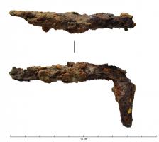 AGA-4002 - Agrafe architecturale
fer
Agrafe réalisée avec une bande métallique pliée à l'équerre, sur chant, et affiné aux extrémités.