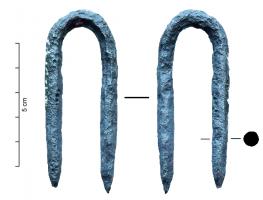 AGA-4007 - Crampillon ; Clou cavalier
fer
Clou de section circulaire, courbé en forme de U et doté de deux extrémités en pointe. 
Ce type de clou est très usité de nos jours pour fixer fil, ficelles et cordes dans des éléments en bois.