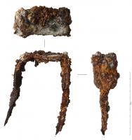 AGA-4008 - Agrafe architecturale
fer
Agrafe architecturale massive, constituée d'un fer plus large qu'épais replié en U et terminé par des branches épointées. La transition entre le corps et les branches est marquée par un fort épaulement.