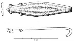 AGC-1005 - Agrafe de ceinture
bronze
Grande agrafe plate coulée, de forme oblongue, recourbée à une extrémité, généralement épaissie à l'autre extrémité ; décor de côtes longitudinales.