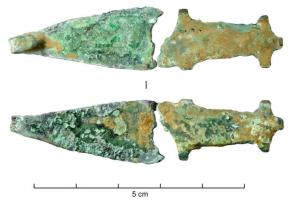 AGC-2024 - Agrafe de ceinture
bronze
Agrafe foliacée (ou lancéolée) pourvue à une extrémité d'un crochet plat à bout arrondi, et de 5 pattes repliées sur la ceinture : 2 sur chaque côté et une à l'autre extrémité.