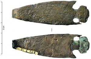 AGC-2025 - Agrafe de ceinture
bronze
Agrafe de ceinture lancéolée, en tôle épaisse, une extrémité repliée en crochet, l'autre percée de deux trous pour une fixation rivetée.