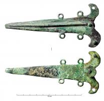 AGC-2029 - Agrafe de ceinture triangulaire
bronze
Agrafe de ceinture à un crochet : corps triangulaire effilé avec un décor longitudinal en fort relief, parfois des anneaux de chaque côté ;  la plaque de fixation, qui peut comporter des trous de rivets, porte des appendices courbes et l'extrémité opposée est repliée en crochet.