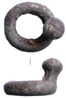AGC-3037 - Anneau à bouton
bronze
Anneau coulé, massif, présentant une excroissance perpendiculaire, terminée par un bouton.