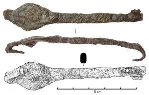 AGC-3047 - Agrafe de ceinture
fer
Agrafe formé d'un long crochet terminé par une plaque ovale ou circulaire, sous laquelle un crochet symétrique permet de maintenir l'agrafe sur la ceinture.