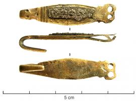 AGC-6001 - Agrafe de ceinture à décor d'argent
bronze, argent
Plaque de forme ovale allongée, avec un crochet zoomorphe d'un côté, l'autre étant fendu dans le sens de l'épaisseur et perforé pour deux rivets comme un ferret ; décor curviligne en argent, plaqué sur la face externe ; revers lisse.