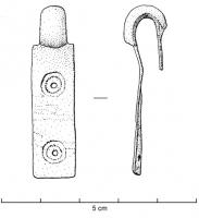 AGH-4005 - Agrafe de harnais
bronze
Agrafe dont la plaque  antérieure, de forme rectangulaire, est simplement ornée de deux groupes de cercles concentriques autour des rivets perforants.
