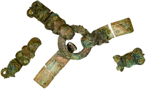 AGH-4024 - Agrafe de harnais
bronze
Agrafe comportant deux rangées de deux boutons entourés de cercles concentriques, de part et d'autre d'un groupe de moulures transversales.