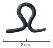 AGR-4002 - Agrafe ou suspension
bronze
Simple section de fil repliée en boucle, avec deux extrémités alignées dans le même axe.